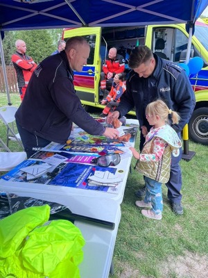 Rodzinny piknik z włoszczowskimi policjantami