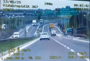 pojazd przekraczający prędkość na  ekranie wideorejestratora