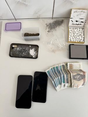 zabezpieczone substancje, telefony i gotówka