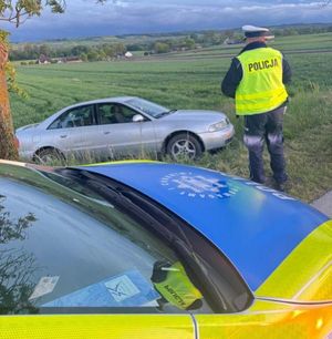policjant i auto w rowie