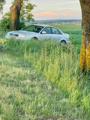 policjant i auto w rowie