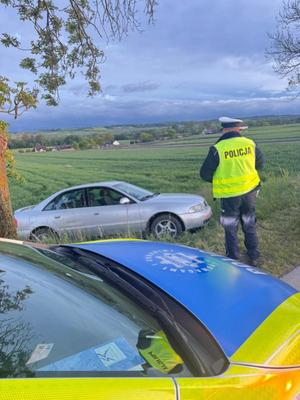 policjant i auto w rowie