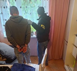zatrzymany w asyście policjanta