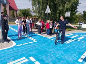 policjanci podczas prowadzonego egzaminu