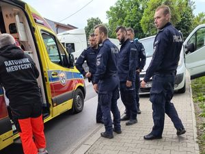 policjanci udzielający pomocy kobiecie