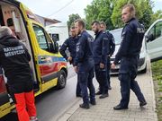policjanci udzielający pomocy kobiecie