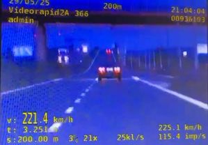 zrzut ekranu z policyjnego wideorejestratora z zarejestrowanym przekroczeniem prędkości ,