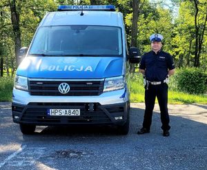 policjant przy radiowozie