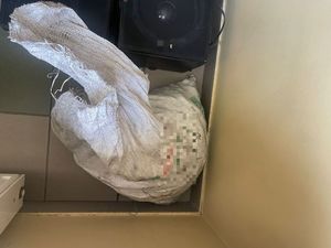 worek z węglem i głośniki