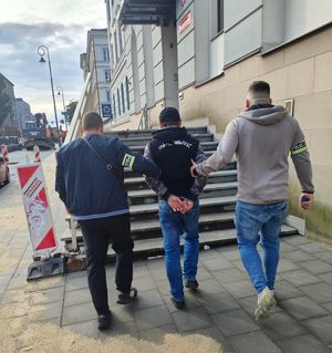 zatrzymani w asyście policjantów