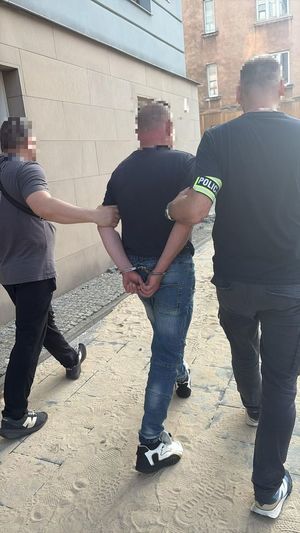 zatrzymani w asyście policjantów