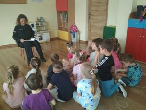 Dzielnicowa z Pińczowa czytała przedszkolakom w ramach akcji „Cała Polska czyta dzieciom”