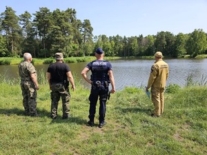 funkcjonariusze podczas działań Kręci mnie bezpieczeństwo w lecie”