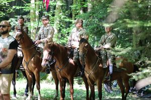 Uroczystości na leśnej polanie Wykus
