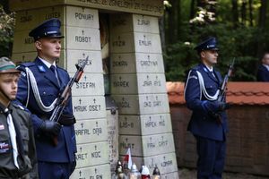 Uroczystości na leśnej polanie Wykus