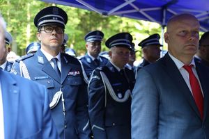 Uroczystości na leśnej polanie Wykus
