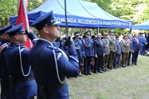 Uroczystości na leśnej polanie Wykus