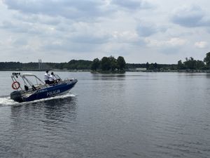 Policjanci z Nieetatowego Zespołu Policji Wodnej rozpoczynają służbę w Sielpi