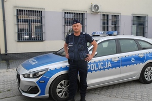 policjant przy radiowozie