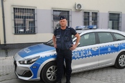 policjant przy radiowozie