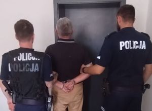 zatrzymany w asyście policjantów