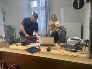 policjant oraz urzędnicy