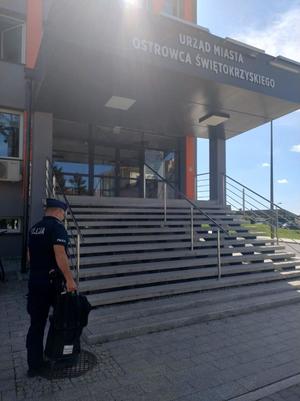 policjant oraz urzędnicy