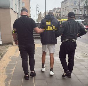 zatrzymany w asyście policjantów