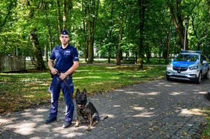 Wadim - czworonożny funkcjonariusz kazimierskiej jednostki wraz z przewodnikiem