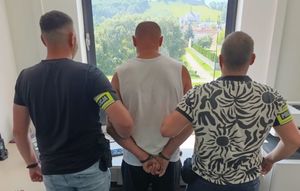 zatrzymany w asyście policjantów