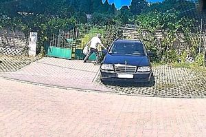 mężczyzna rysujący auto
