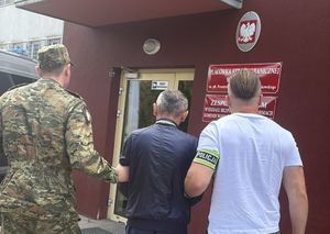 zatrzymany w asyście policjanta i strażnika granicznego