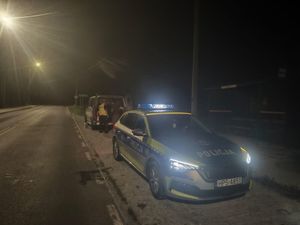 Koneccy policjanci pomogli 36-latkowi, którego pojazd uległ awarii