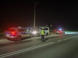 Koneccy policjanci pomogli 36-latkowi, którego pojazd uległ awarii