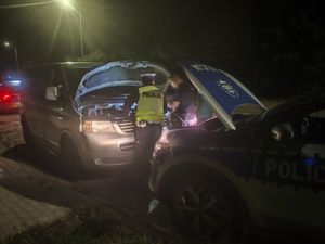 Koneccy policjanci pomogli 36-latkowi, którego pojazd uległ awarii