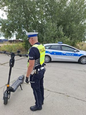 policjant i hulajnoga