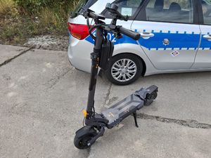 policjant i hulajnoga