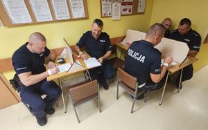 policjanci oddający krew