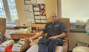 policjanci oddający krew