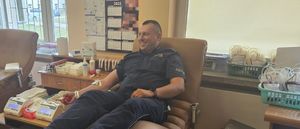 policjanci oddający krew