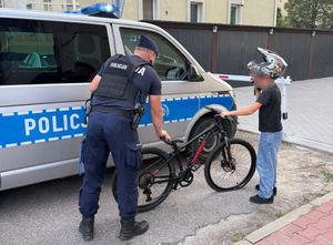 policjant i dziecko z rowerem