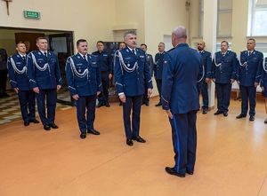 Uroczysta zbiórka z okazji zdania i objęcia obowiązków na stanowisku wiceszefa buskich policjantów