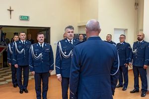 Uroczysta zbiórka z okazji zdania i objęcia obowiązków na stanowisku wiceszefa buskich policjantów