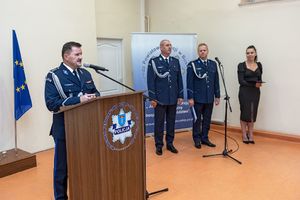 Uroczysta zbiórka z okazji zdania i objęcia obowiązków na stanowisku wiceszefa buskich policjantów