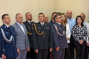 Uroczysta zbiórka z okazji zdania i objęcia obowiązków na stanowisku wiceszefa buskich policjantów