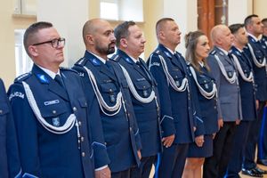 Uroczysta zbiórka z okazji zdania i objęcia obowiązków na stanowisku wiceszefa buskich policjantów