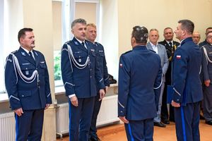 Uroczysta zbiórka z okazji zdania i objęcia obowiązków na stanowisku wiceszefa buskich policjantów