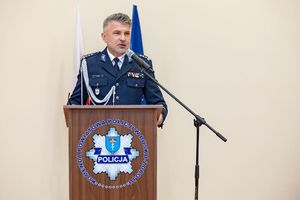 Uroczysta zbiórka z okazji zdania i objęcia obowiązków na stanowisku wiceszefa buskich policjantów