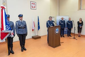 Uroczysta zbiórka z okazji zdania i objęcia obowiązków na stanowisku wiceszefa buskich policjantów