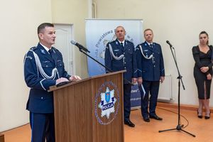 Uroczysta zbiórka z okazji zdania i objęcia obowiązków na stanowisku wiceszefa buskich policjantów